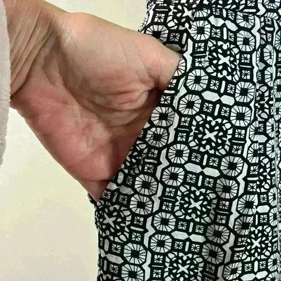 Laundry by Shelli Segal Romper Sleeveless Black and White Design Size 2 - Picture 7 of 12